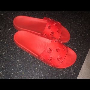 Men Gucci flip flops